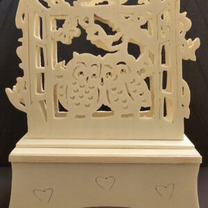 Handgefertigter Lichterbogen mit Eulenpaar auf Sockel – LED-Beleuchtung