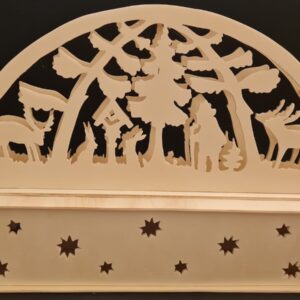 Handgefertigter Schwibbogen “Waldszene mit Sternen-Sockel” – beleuchtet