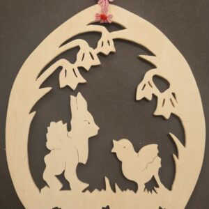 Handgesägte Holzdeko “Hase und Küken unter Blüten”