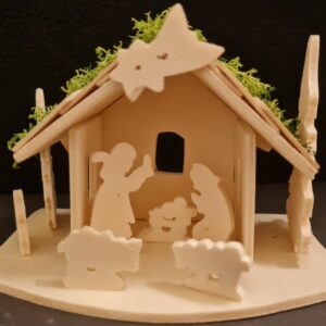 Handgefertigte Holzkrippe mit filigranen Figuren und Moosdekor