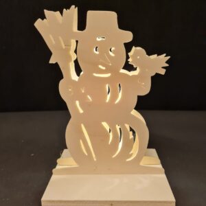 Beleuchteter Holz-Schneemann mit Vogel