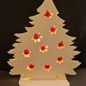 Weihnachtsbaum aus Holz mit beleuchteten Sternen